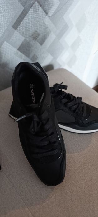 Продам Кросівки оригінал. VO7