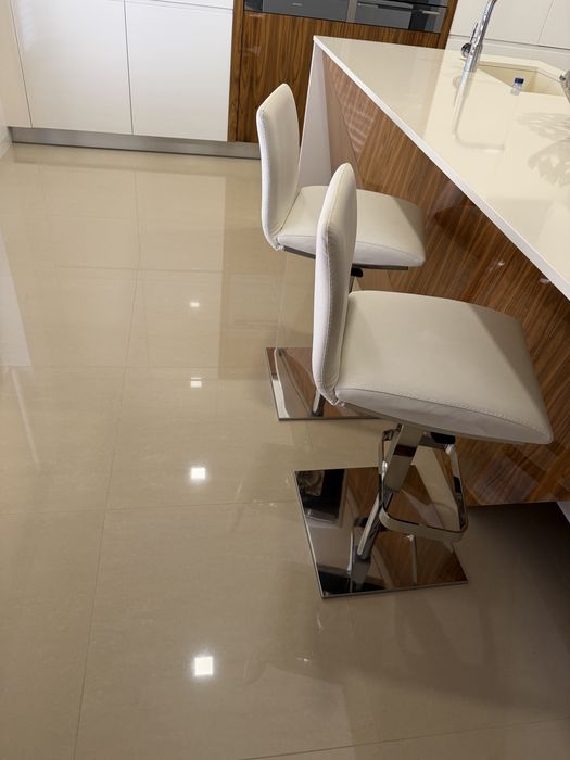 Bancos de cozinha em inox e pele