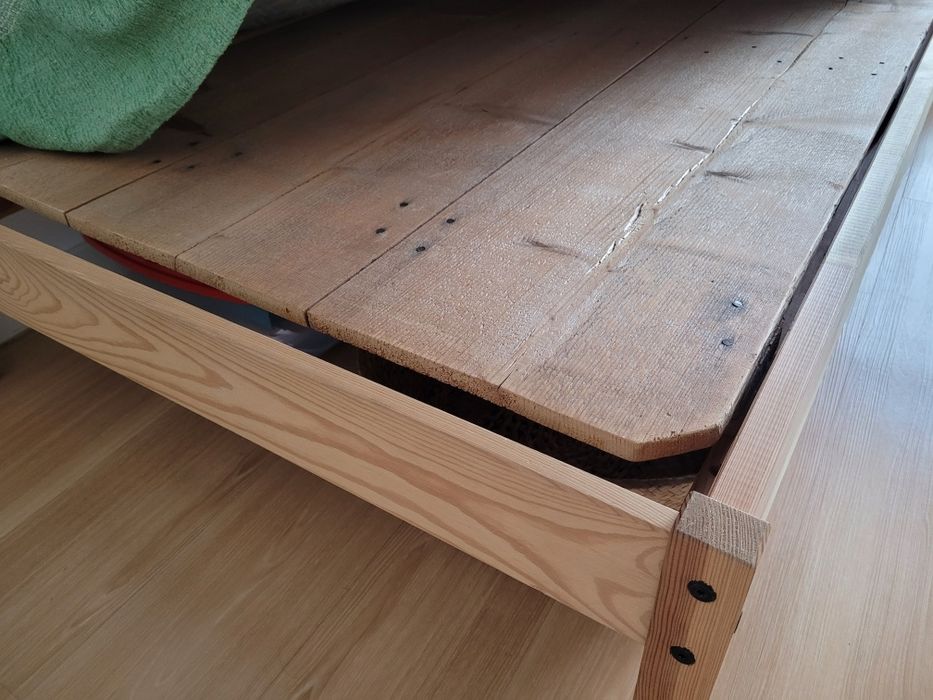 Cama individual + Estrado.