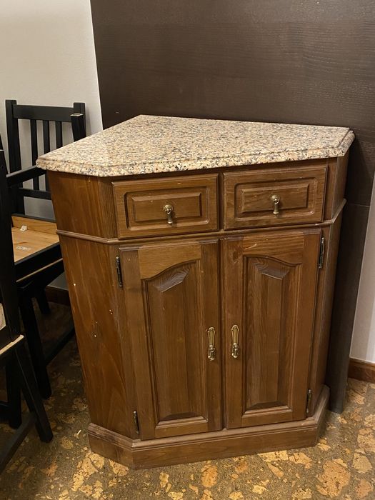 Móvel de canto em madeira e pedra granito