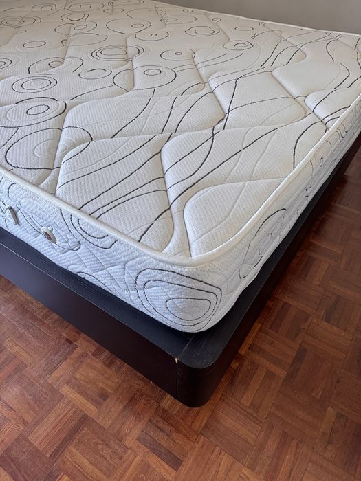 Cama de casal preta