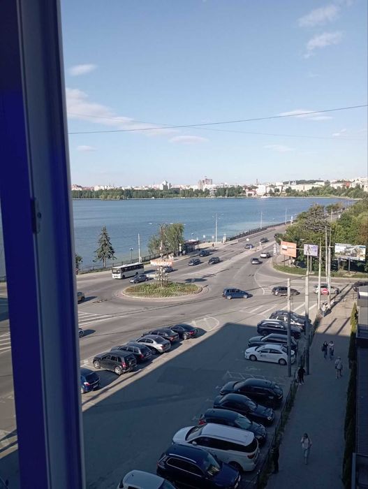Продається двокімнатна квартира з ремонтом.