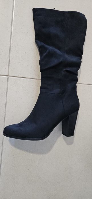 2 botas uma de 39 a outra 38