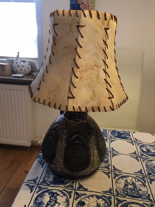 Lampa a’la butelka ze skórzanym kloszem