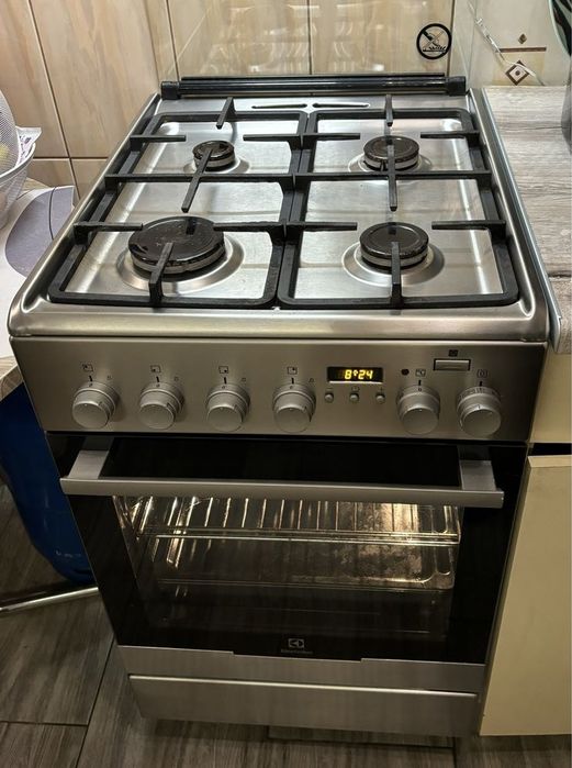 Плита кухонна газова з електродуховкою Electrolux EKK54956.. Срібна.
