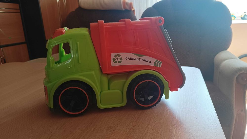 Średnia śmieciarka zadbana