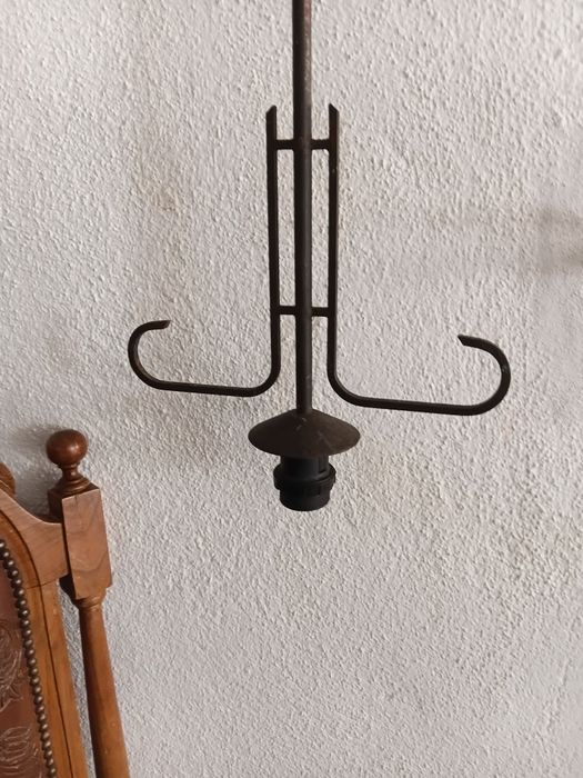 Armadura de suspensão ou lustre antigo estilo medieval.