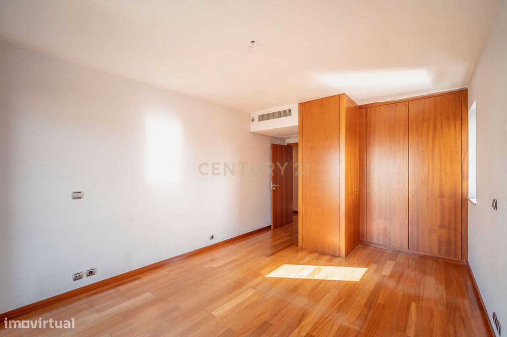 T5+1 Duplex em Linda-a-Velha com 291 m² úteis, 5 estacionamentos e vis