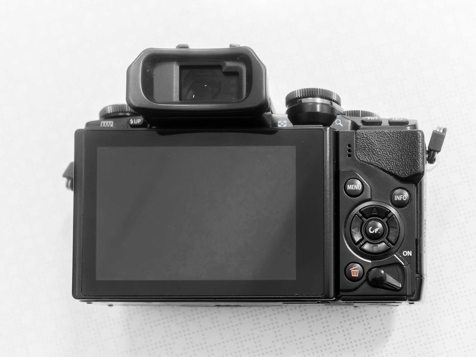 Olympus OM-D E-M10 Body + оригінальний хват ECG-1 (Комплект)