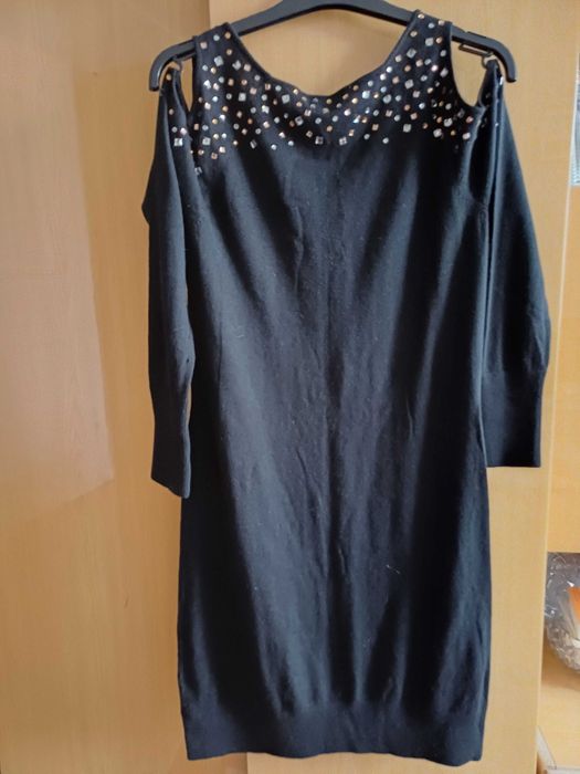 Dzianinowa sukienka z odkrytymi ramionami