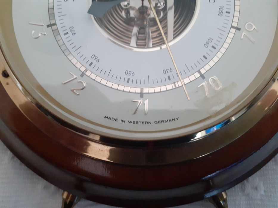 Barómetro em madeira e metal em forma de leme