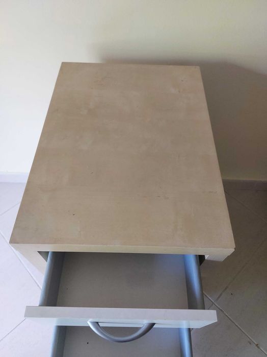 Mesa de apoio de cozinha com 3 gavetas em bom estado