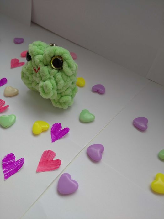 купіть будь ласка ,,В'язана жабка брелок'''