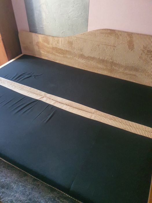 Kanapa-sofa z funkcją spania i metalowym stelażem