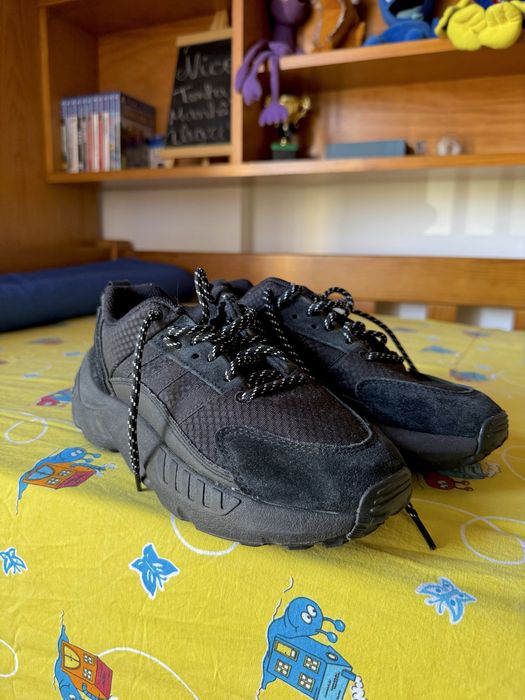 Tenis e sandalias
