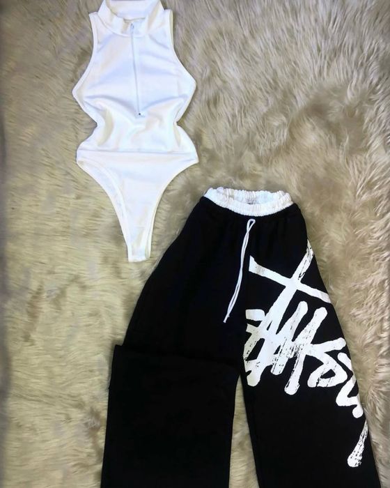 Весна/Літо жіночий обʼємний спорт костюм Stussy (зіп-худі боді штани)