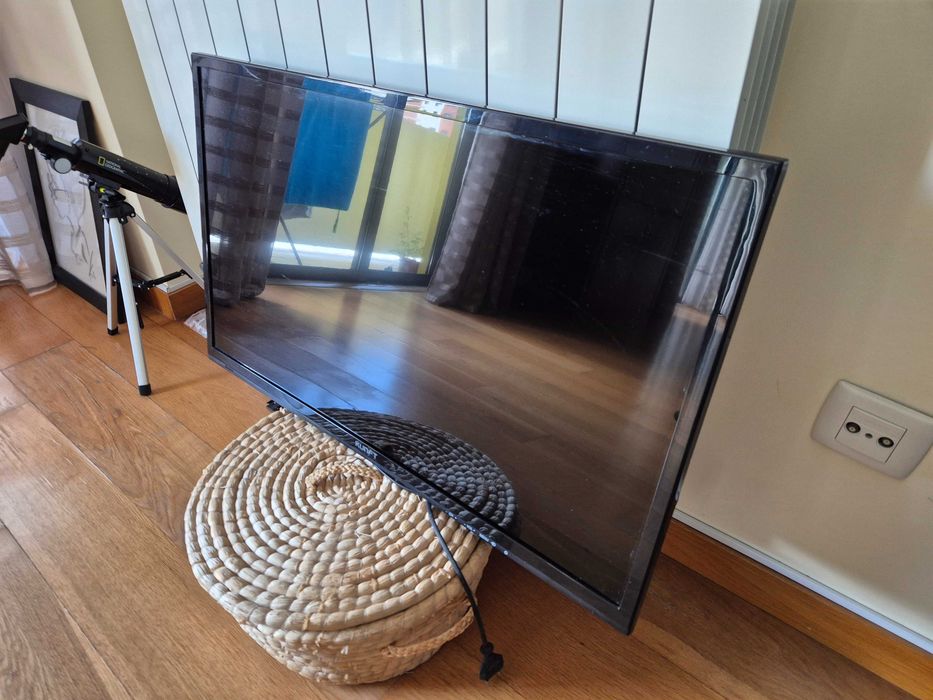TV Led 32 polegadas Kunft - Sem comando mas inclui suporte de fixar parede