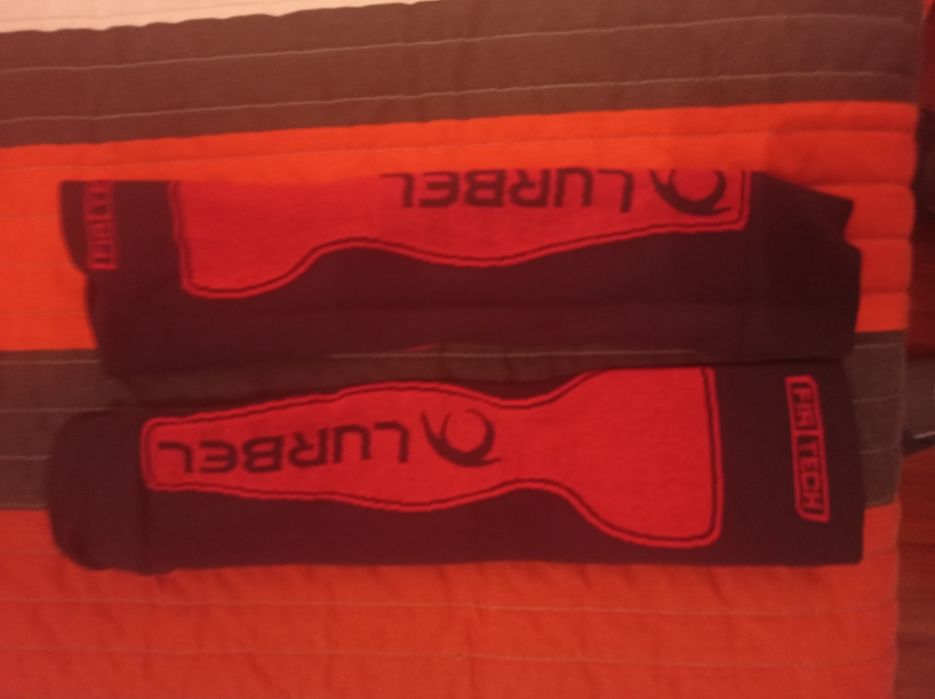 Roupa desportiva de trail running da SALOMON, LURBEL e WWA