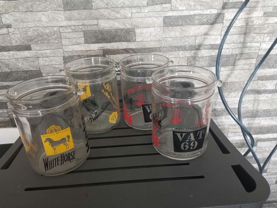 Baldes novos de gelo