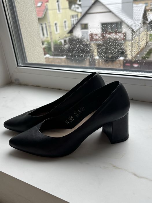 Чорні шкіряні туфлі 37 розмір