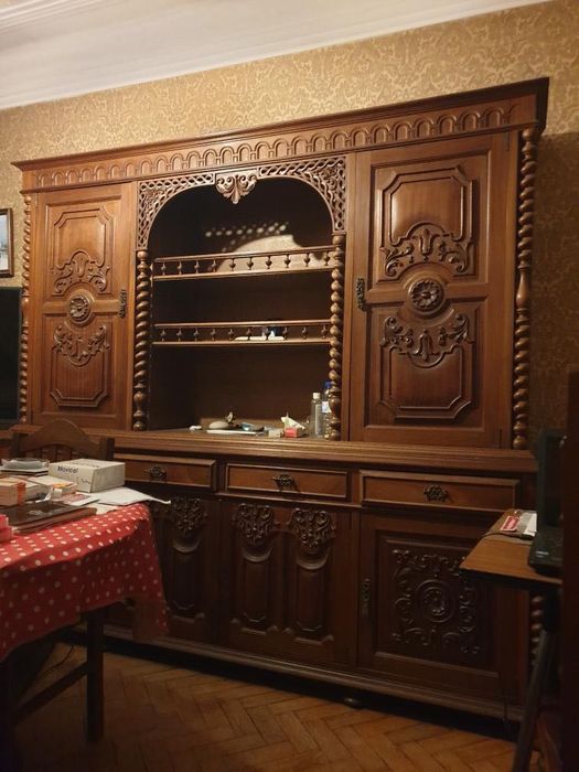 Aparador clássico em madeira macica