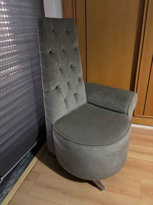 Cadeirão decorativo com encosto alto