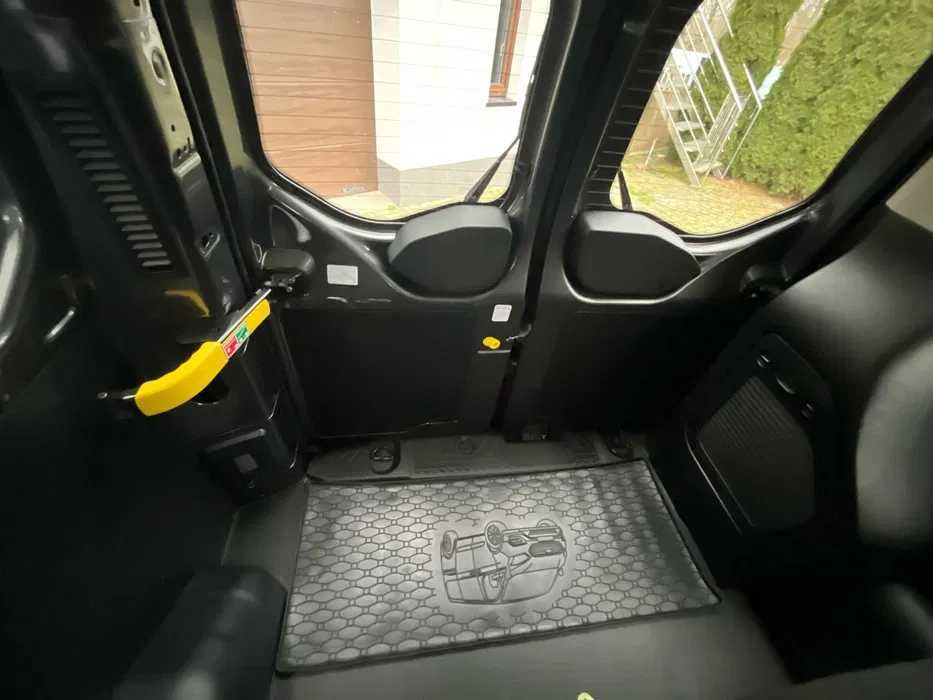 Wynajem busów 8-osobowych i 9-osobowych - FORD Transit Custom