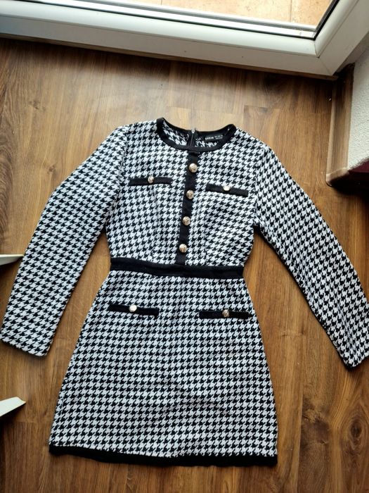 Elegancka sukienka w pepitkę  czarno biała  jesienna do biura