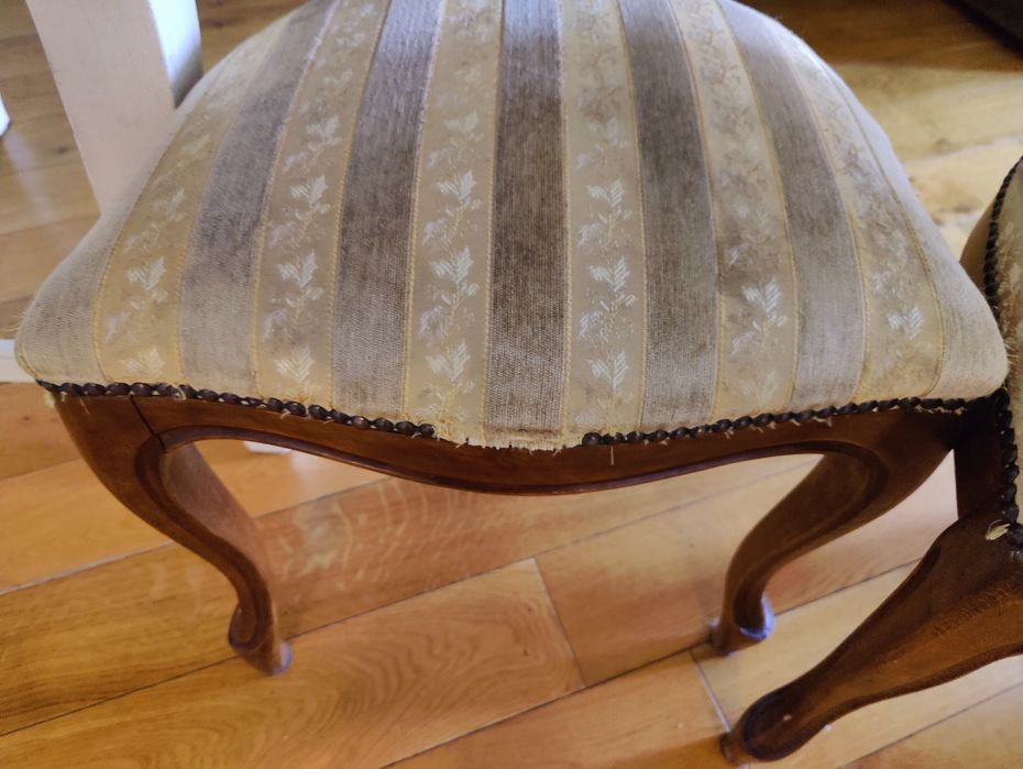 Krzesła drewniane medaliony.