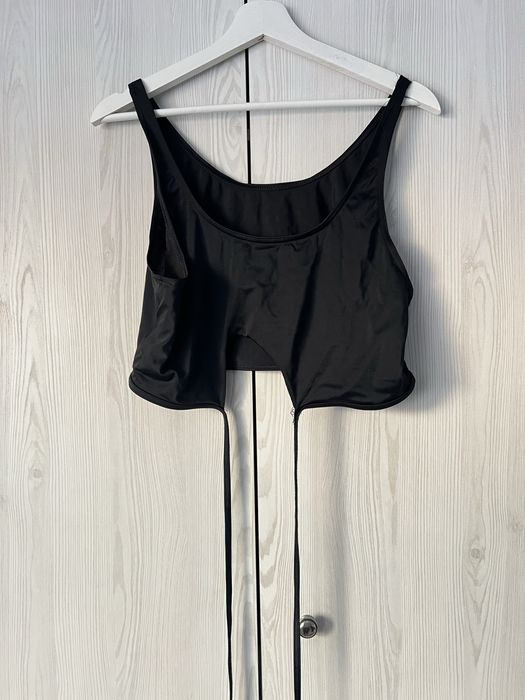 Czarny top kąpielowy góra od kostiumu z otworem na biuście Collusion