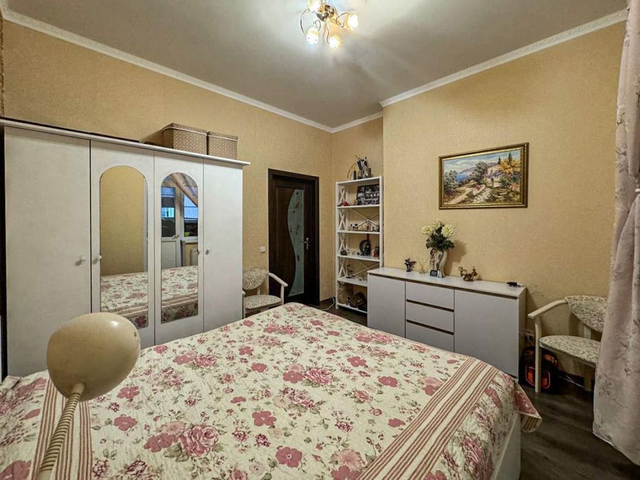 Простора 4-кімнатна квартира з ремонтом у ЖК «Петропавлівський»