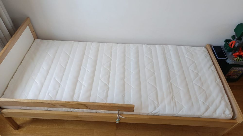 Cama de criança com colchão e com resguardo