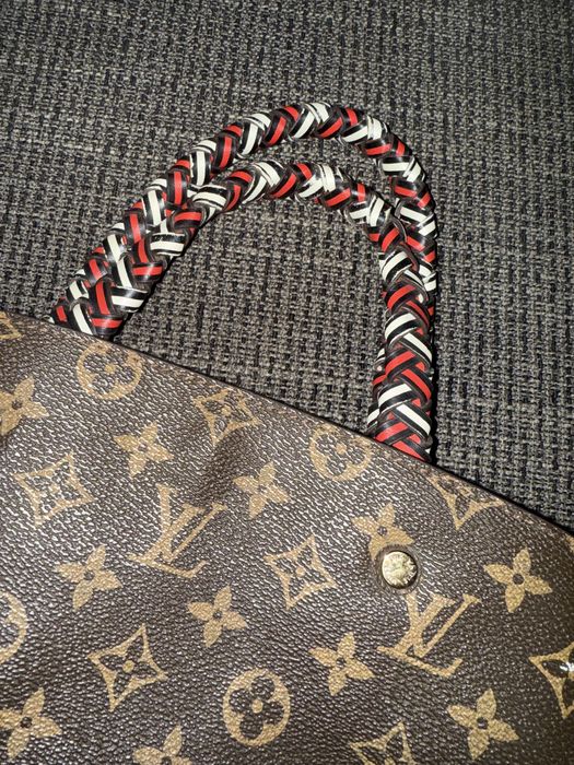 Mala Louis Vuitton com muitos detalhes