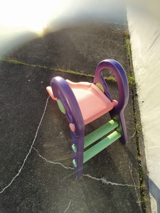 Escorrega infantil criança