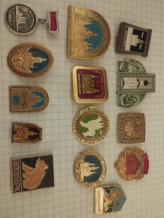 Лот из четырнадцати значков