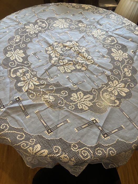 Stary obrus na okrągly stół z koronką.