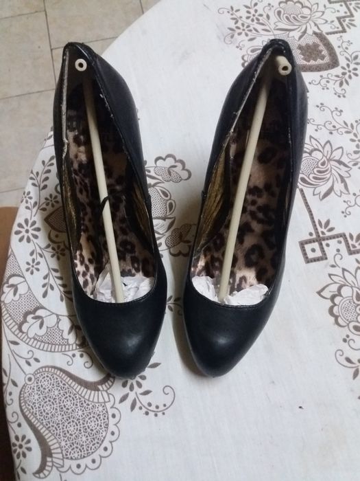 Vendo 2 pares de botas 1 par de sapatos como novos