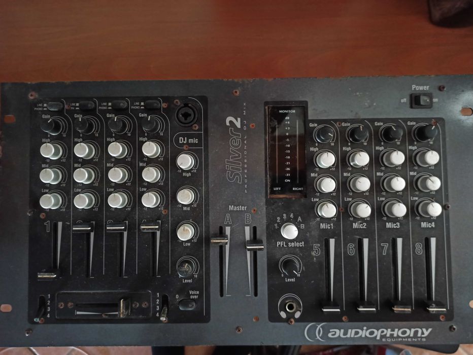 Material dj , gira discos e mesa de mistura