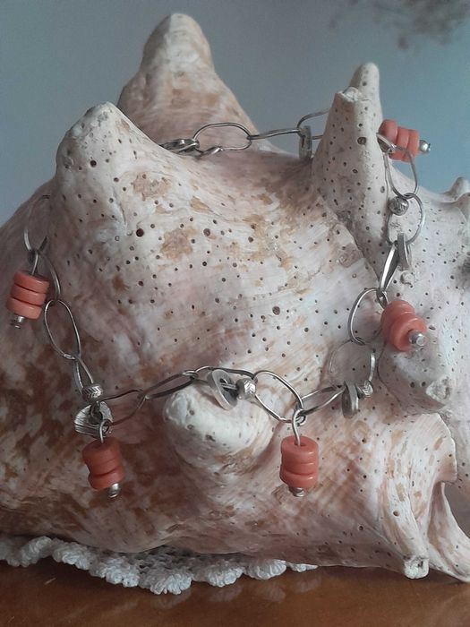 Stylowa srebrna bransoletka z koralem