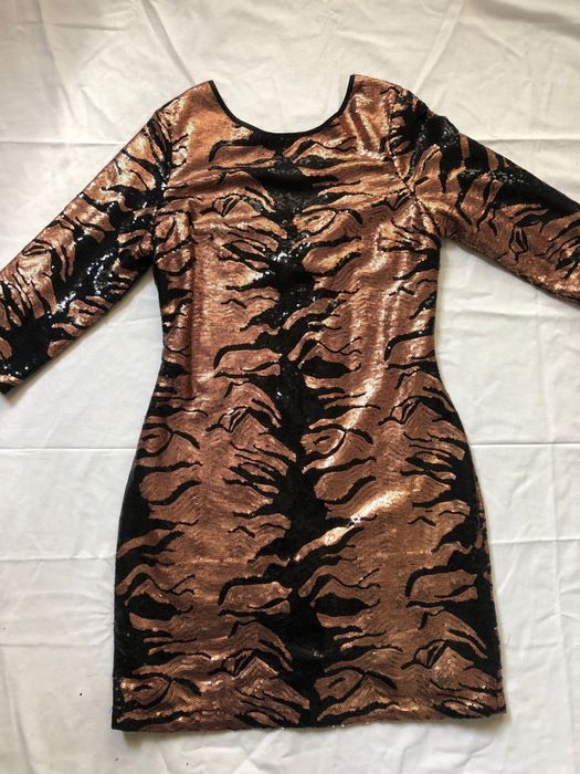 Вечірня сукня з паєтками