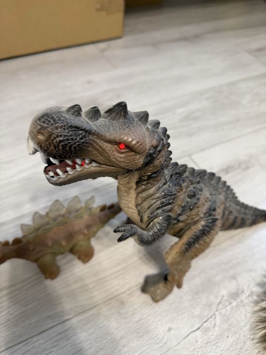 Два динозавра ,один ходит