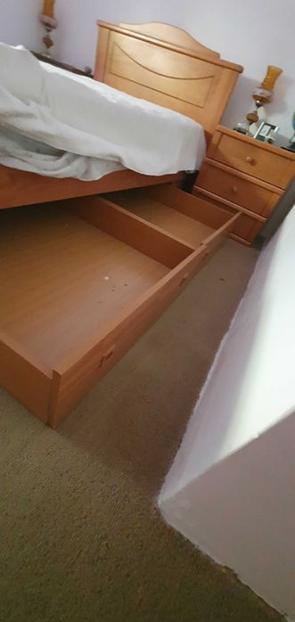 Quarto com Cama de solteiro e roupeiro