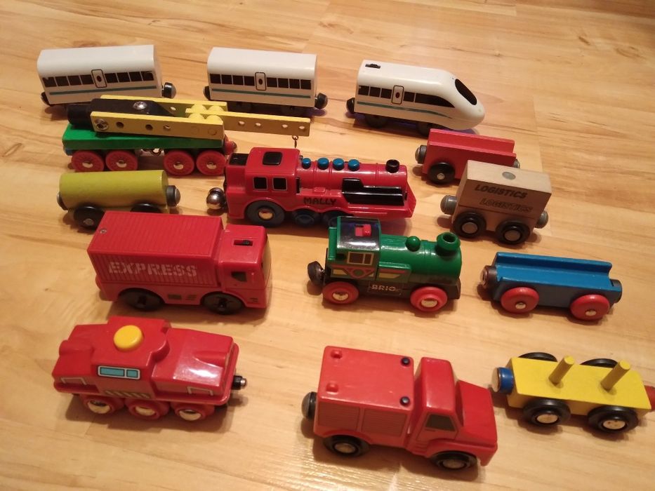 Zestaw pojazdów na magnes- lokomotywki, autka itd