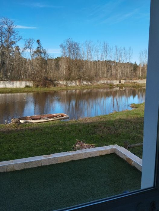 Alugo quarto , com acesso independente.