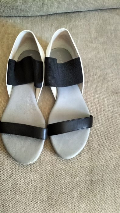 Sandália fechada atrás