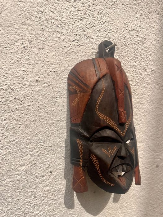 Conjunto de 2 máscaras africanas em madeira talhada à mão
