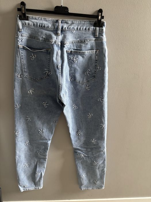 Jeansy mom fit.