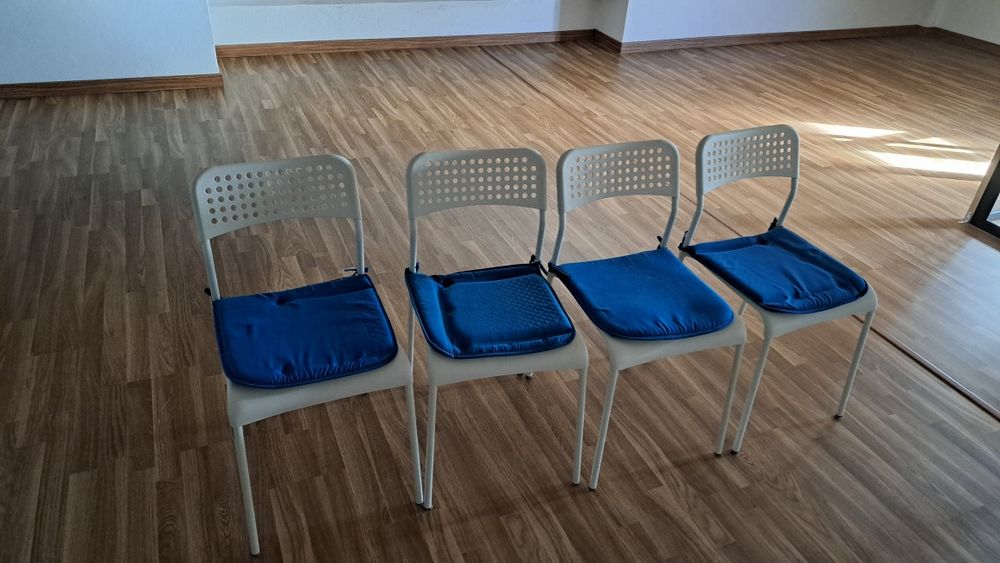 Vendo mesa extensível com 4 cadeiras