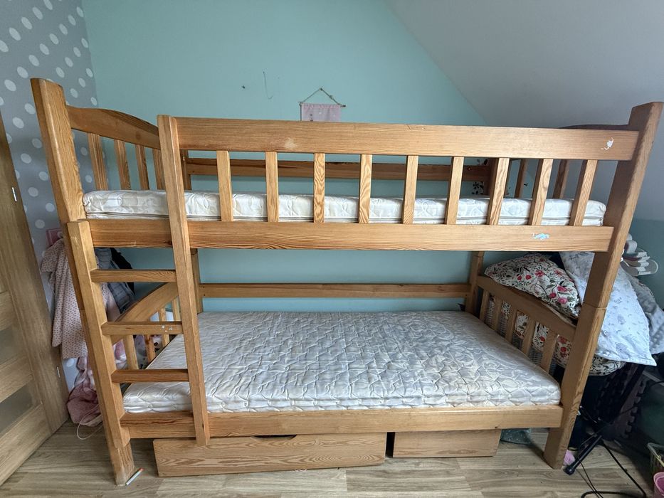 Drewniane łóżko pietrowe