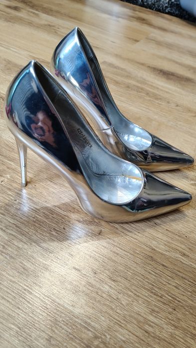 Srebrne szpilki na wysokim obcasie